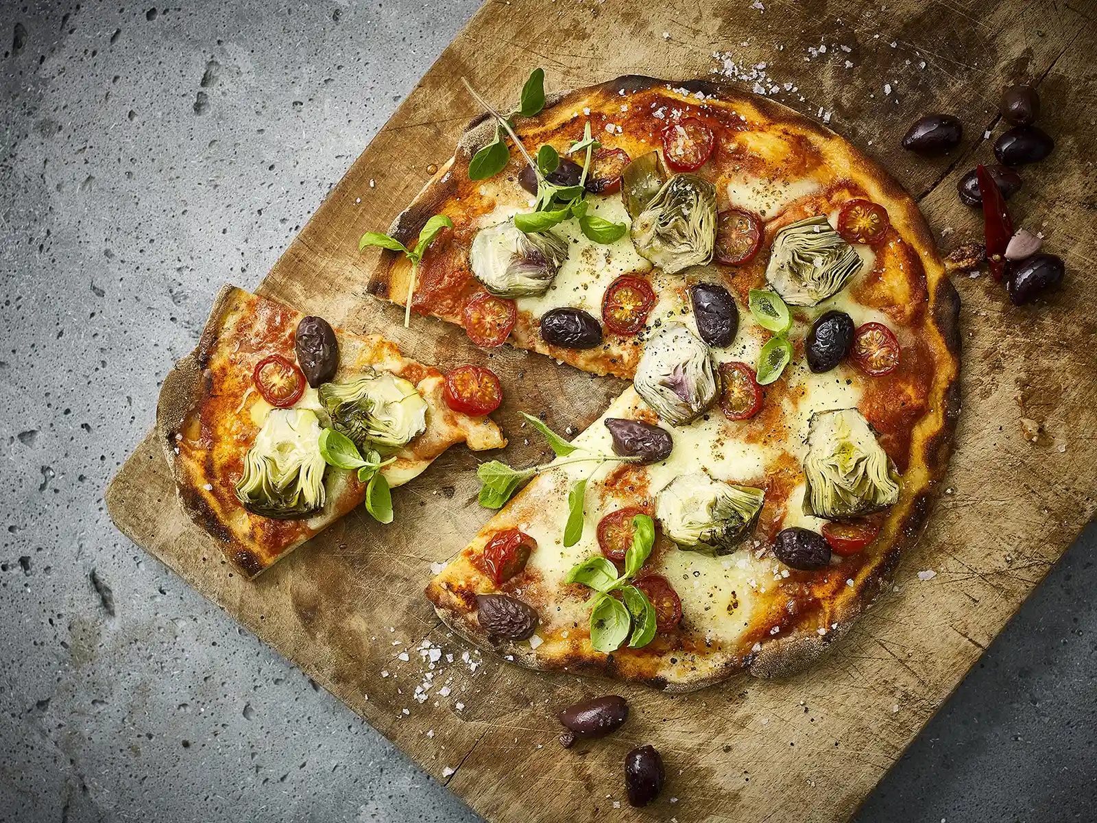 Pizza Tricolore med grillede artiskokker, cherrytomater og basilikum