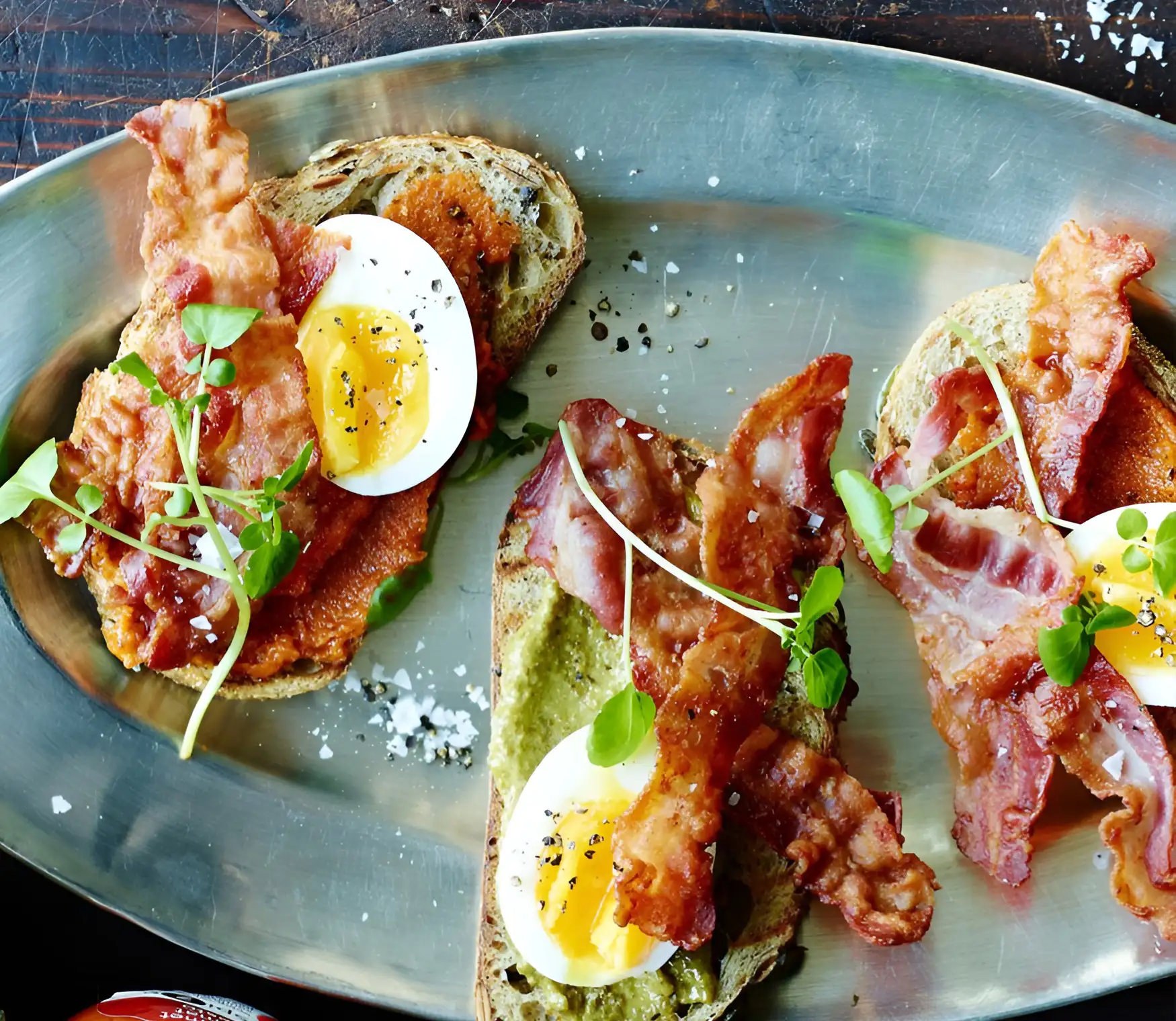 Ciabatta toast med cremet pesto, sprød bacon og smilende æg