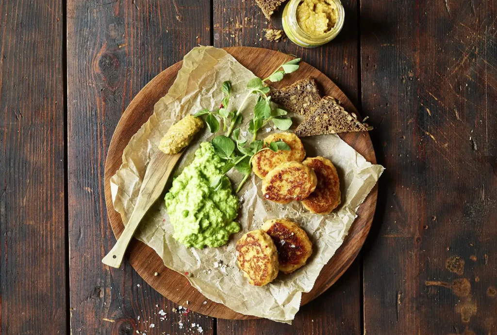 Fiskefrikadeller med ærtemos og hummus