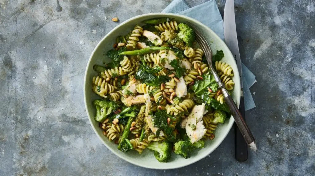 Fusilli pastasalat med pesto, kylling og pinjekerner