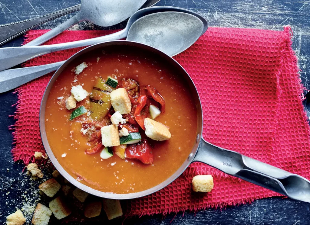 Gazpacho med zucchini, grillet peberfrugt og semidried cherrytomater