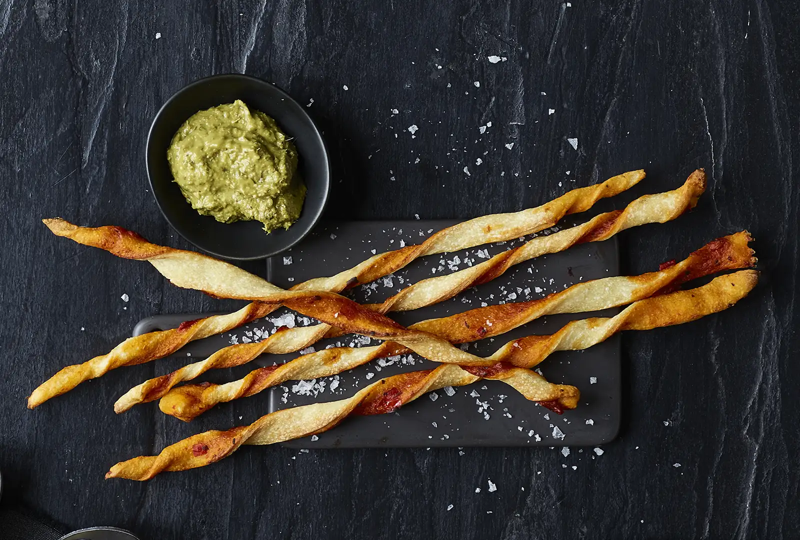 Hjemmebagte fuldkorns Breadsticks med Pesto