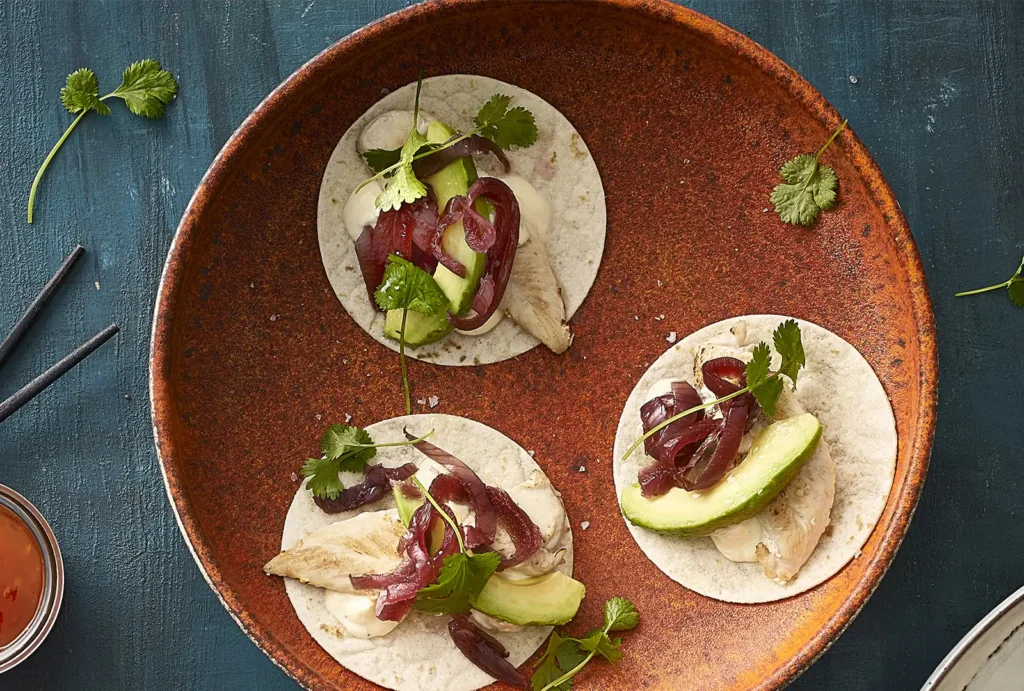 Mini tortillas med kylling, avocado og syltede rødløg