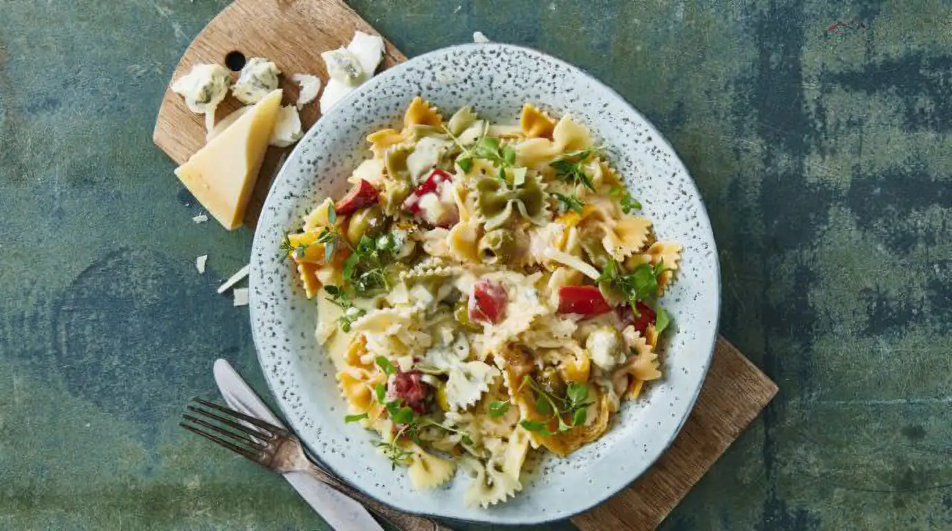 Pasta Alfredo med Farfalle Tricolore og Gorgonzola