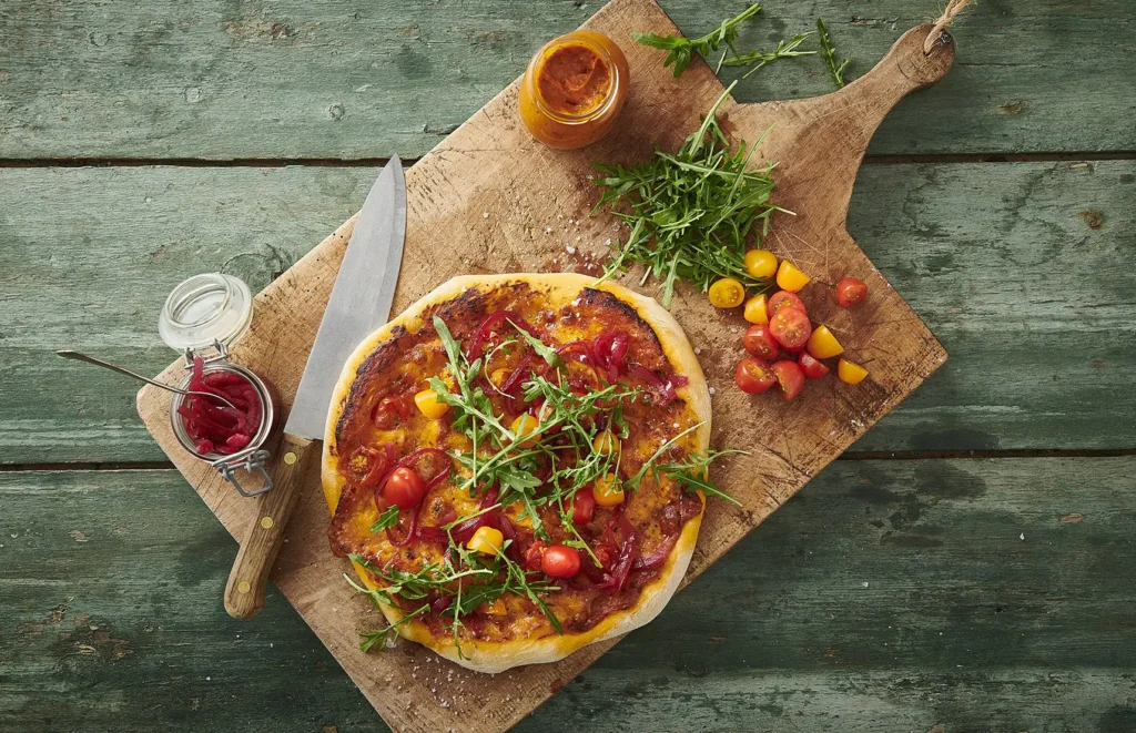 Veggie Pizza med cherrytomater og syltede rødløg