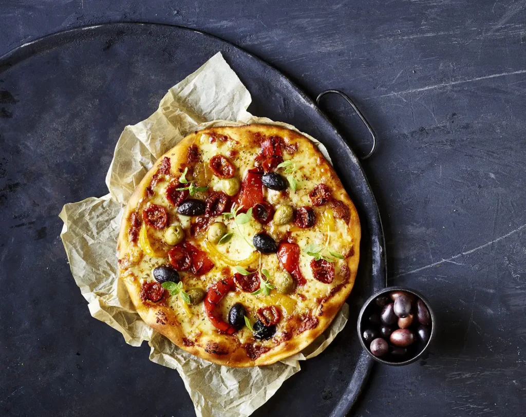 Pizza med tomatpesto, tomat, peberfrugt og oliven