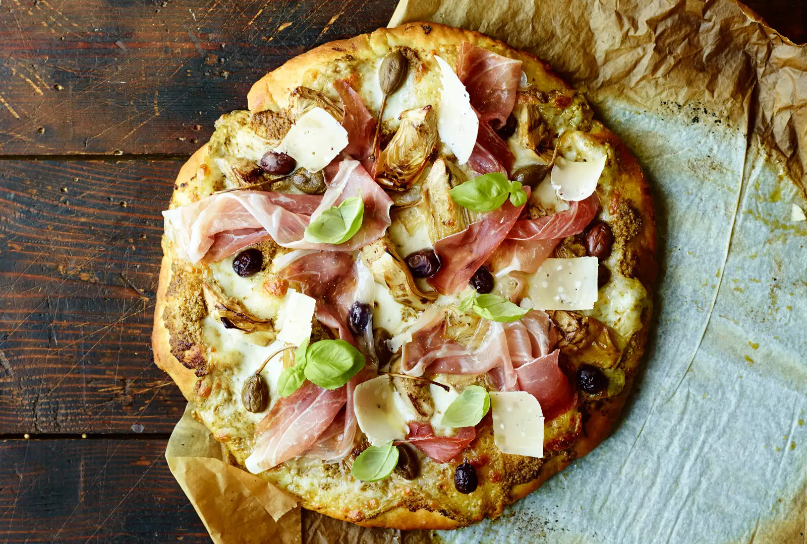 Pizza Toscana med lufttørret skinke, grillede artiskokker og kapers