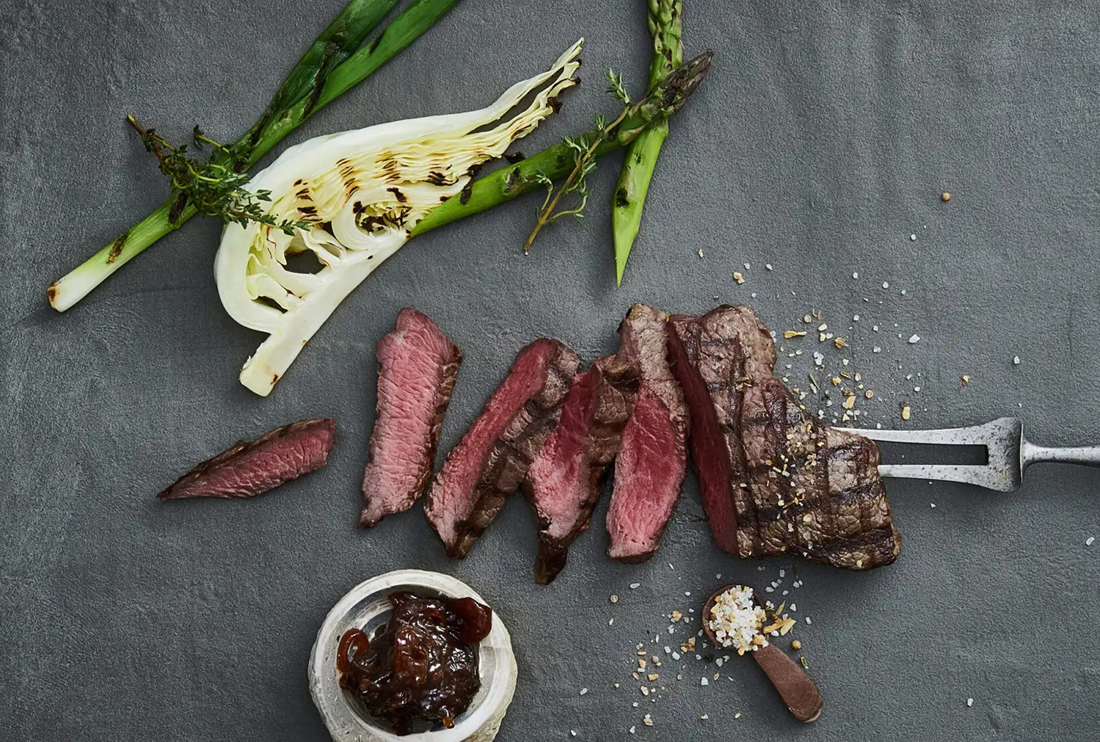 Ribeye steak med grillede grøntsager