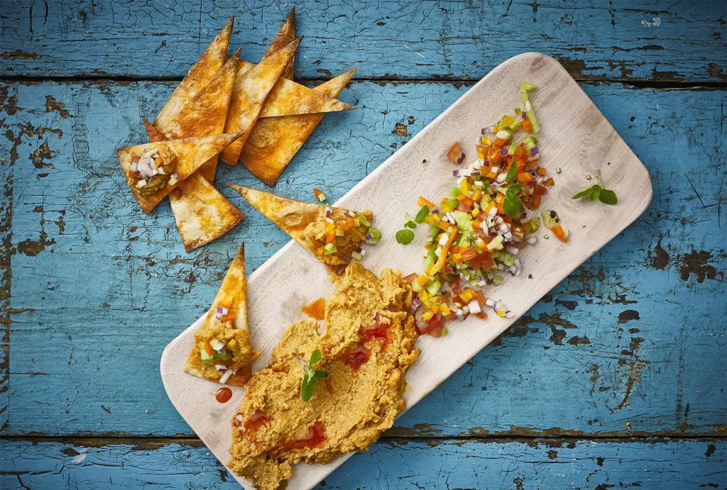 Sprøde Tortilla snacks med Chili Hummus