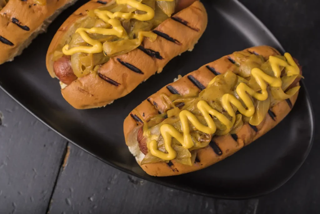 Grillede Hotdogs med bløde øl-sauterede senneps-løg