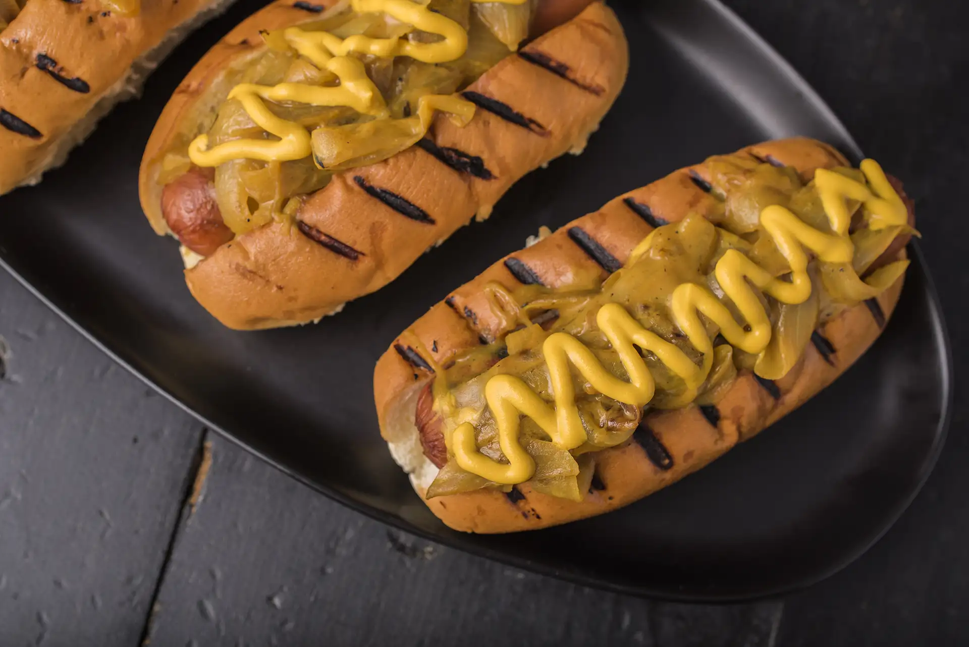 Grillede Hotdogs med bløde øl-sauterede senneps-løg