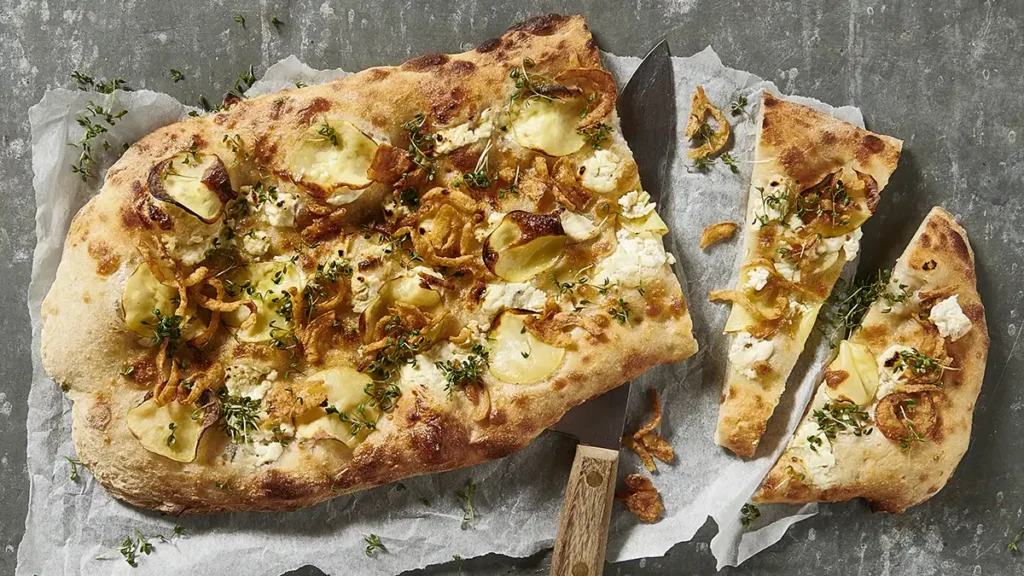 Pinsa bianca med kartoffel, rygeost og ristede løg