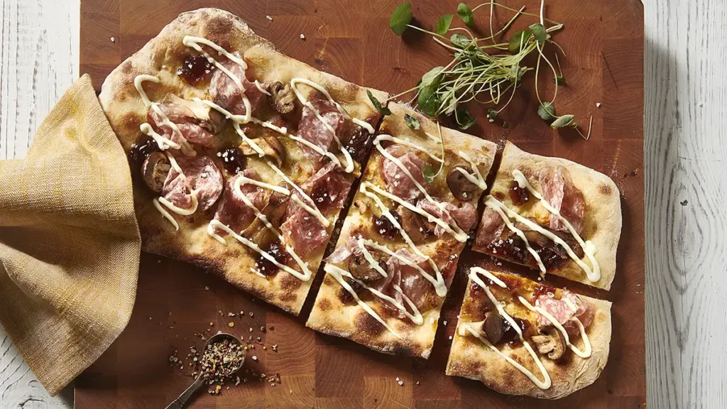 Pinsa med svampe, salami og trøffelmayo