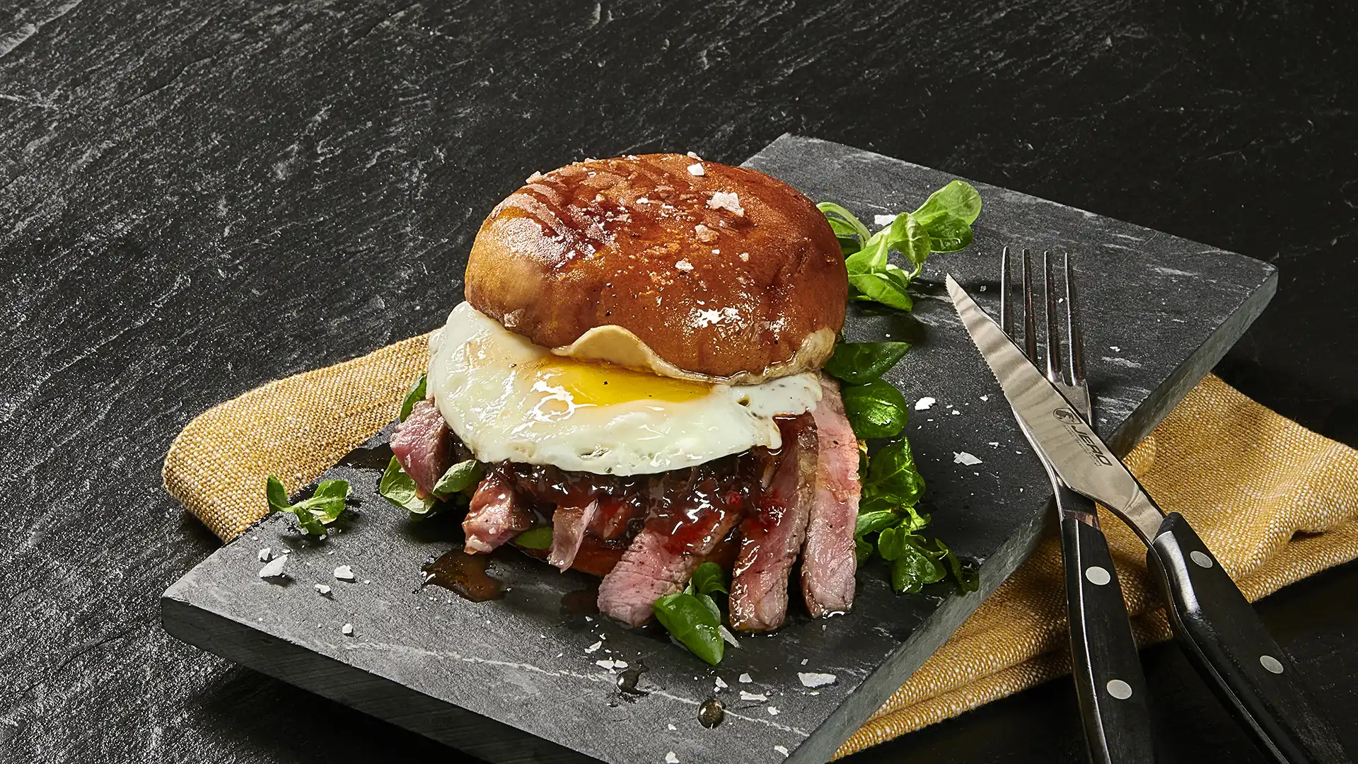 Juicy burger med karamelliseret løg og spejlæg