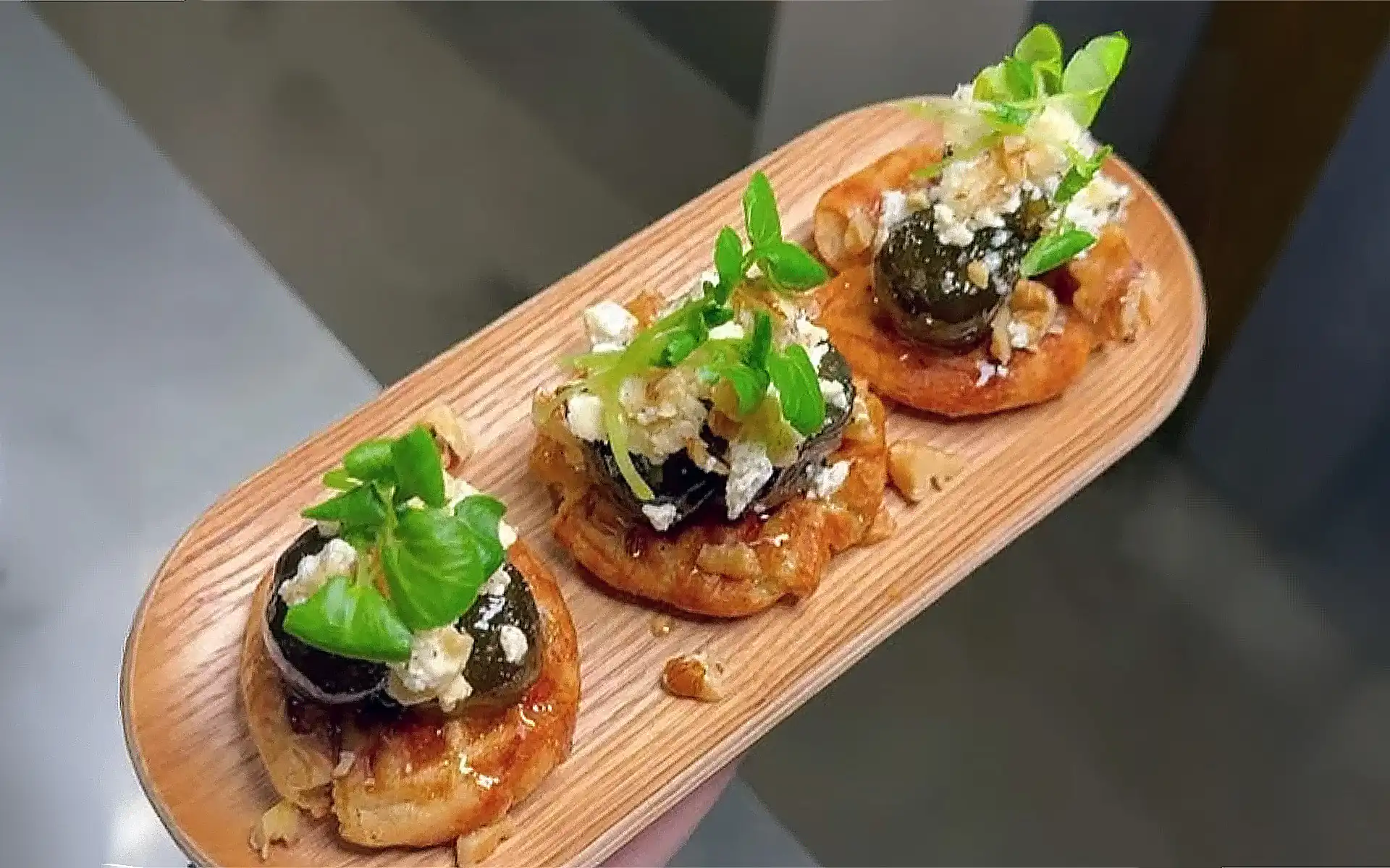 Æbleskiver med feta og syltede grønne figner