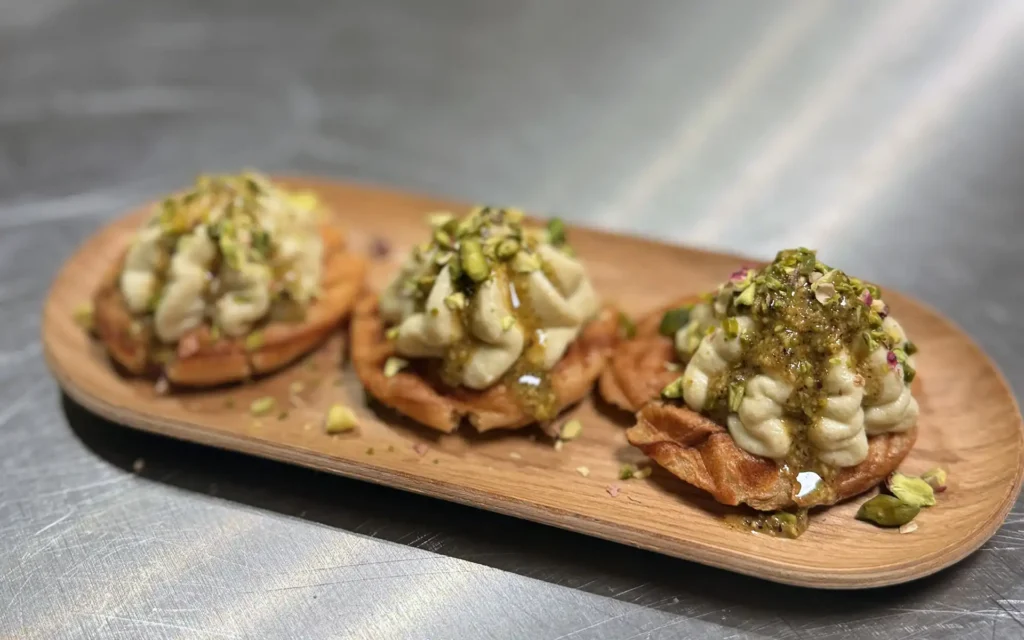 Sprøde æbleskiver med pistacie og mascarponecreme