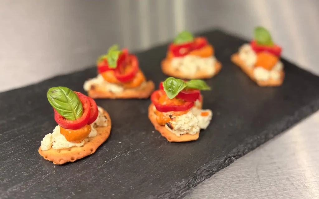 Sprøde Ciappa kiks med grillet feta og creamy Sicilian pesto