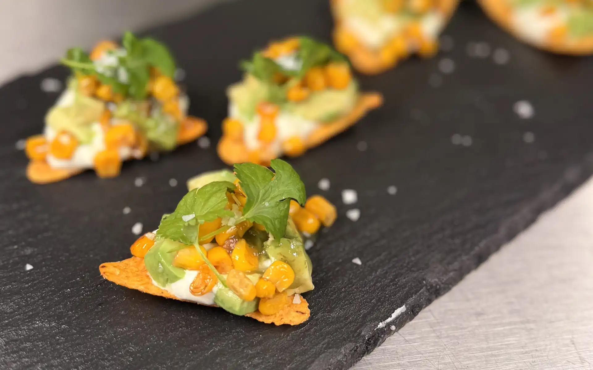 Taco-chips med grillet majssalsa, og red hot jalapeño sauce