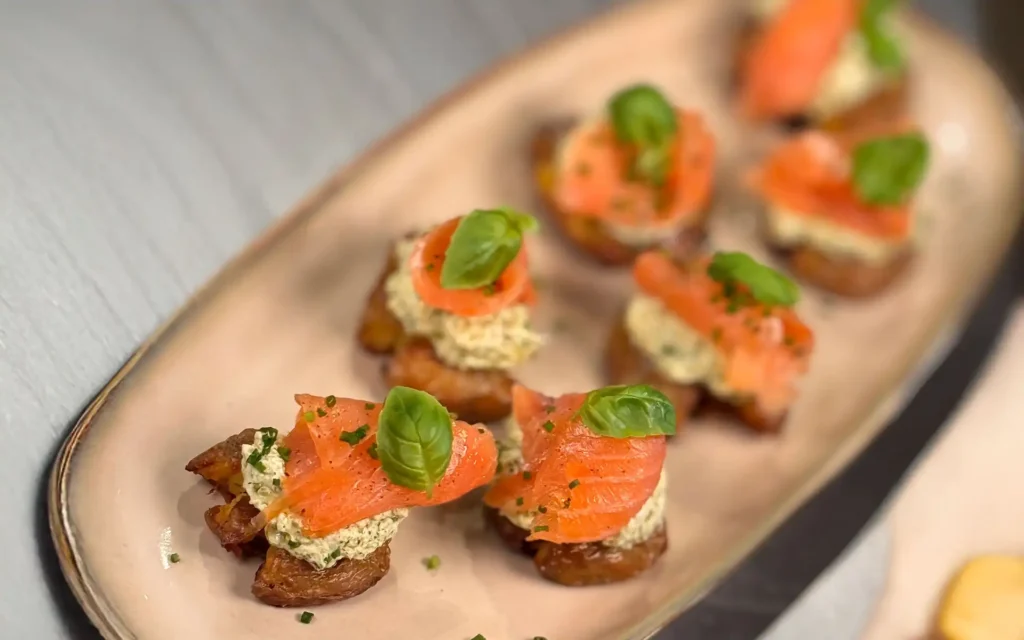 Knust kartoffel med cremet basilikum pesto og røget laks