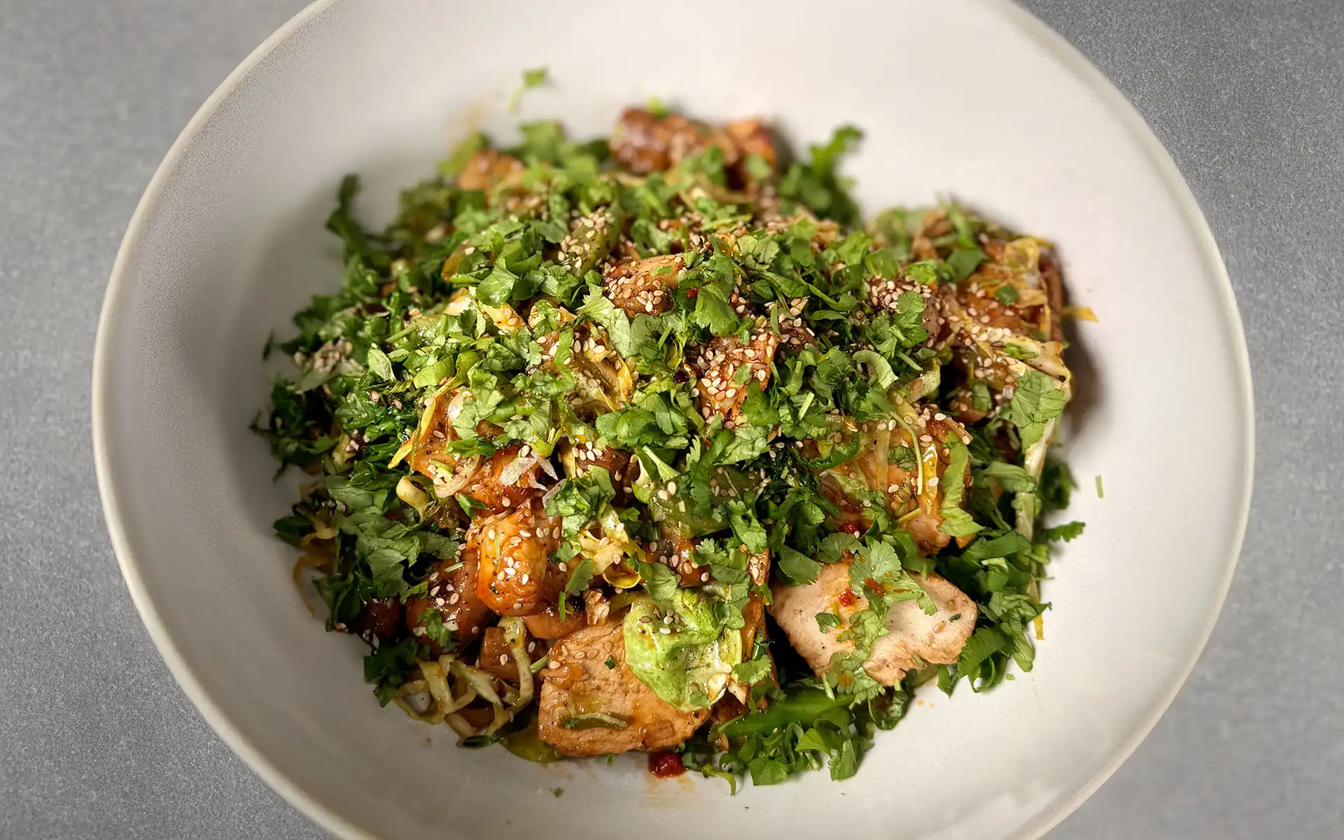 Risnudelsalat med Teriyaki Poke Bowl Sauce og frisk grønt