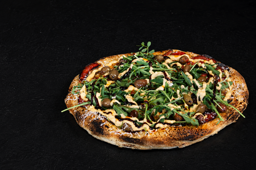 Pizza med grillede peberfrugter og rucola